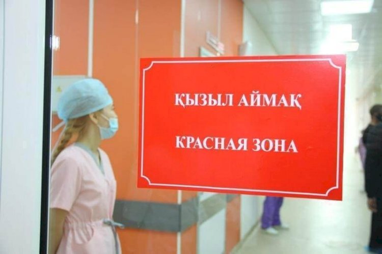 Алматыда вакцинаға қарсы азаматтар жұқпалы аурулар ауруханасының «қызыл» аймағын аралады