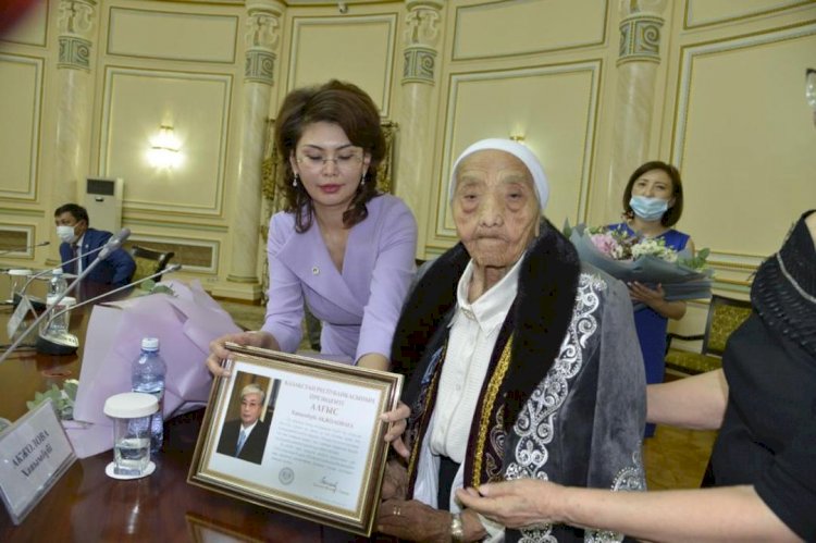 Президент Тоқаев 100 жасқа толған қазақ журналисін құттықтады