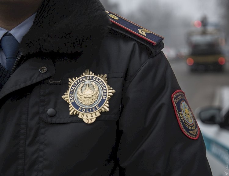 Алматы полицейлері суицид жасамақшы жігітті райынан қайтарды