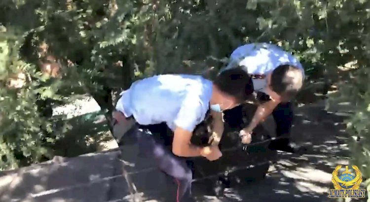 Алматы полицейлері суицид жасамақ болған ер адамды құтқарып қалды