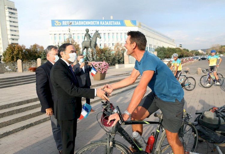 Алматыда Францияның Ренн қаласымен бауырластықтың мерейлі 30 жылдығы аясында велошеру аяқталды
