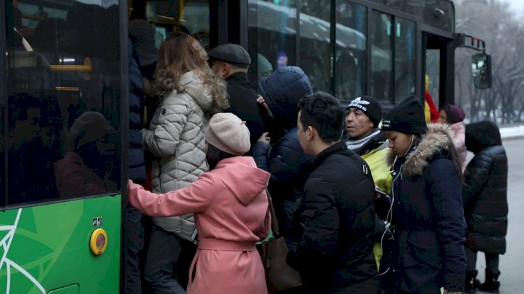 Аялдамада автобусты сағаттап күтетін Алматы тұрғындары шағымданды