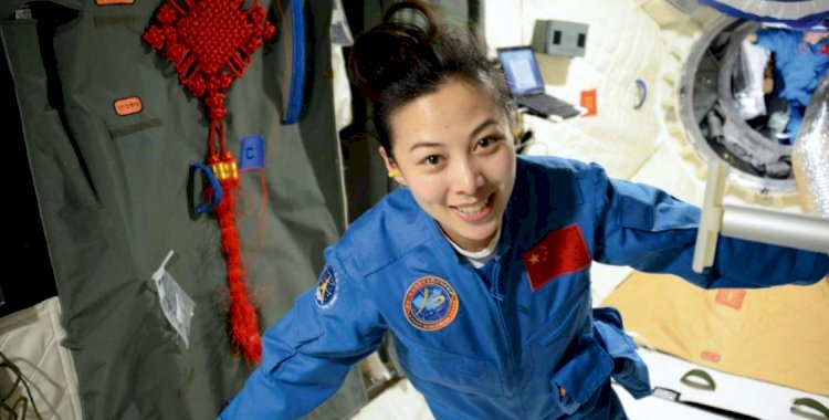 Қытайлық  космонавт әйел алғаш рет ашық кеңістікке шықты
