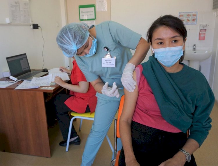 Алматыда бір күнде 300-ден астам жасөспірім Pfizer вакцинасын алды