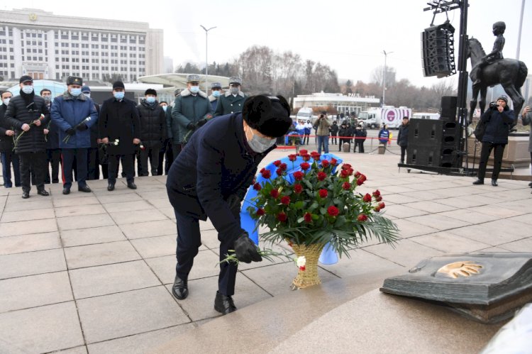 Бақытжан Сағынтаев «Тәуелсіздік» монументіне гүл қою рәсіміне қатысты