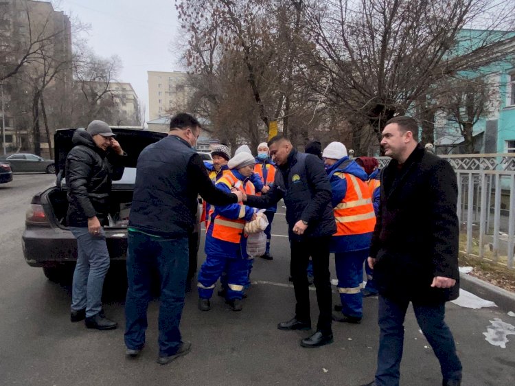 Алматы белсенділері қалалықтарға гуманитарлық көмек көрсетуде