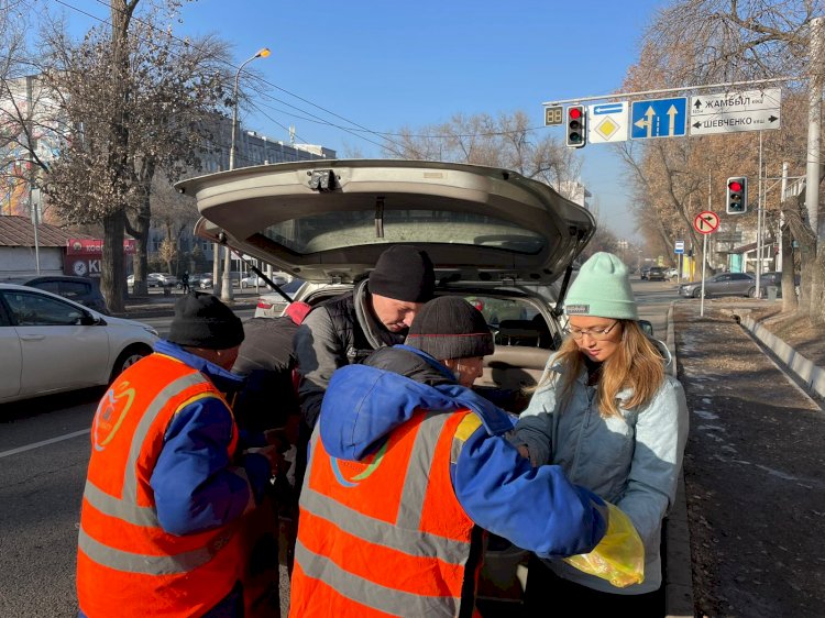 Алматы SOS: коммуналдық қызметшілерге арналған ыстық шай және кондитер өнімдері