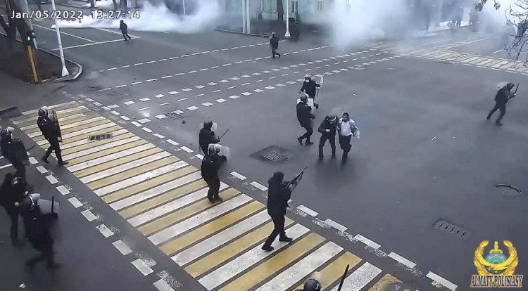 Алматыда полицейлерді ұрып-соғып жатқан жантүршігерлік видео жарияланды