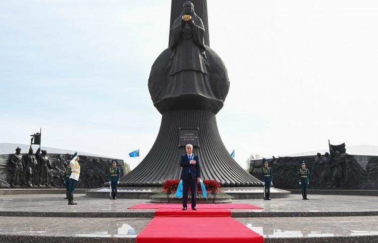Қасым-Жомарт Тоқаев «Отан Ана» монументіне гүл шоғын қою рәсіміне қатысты