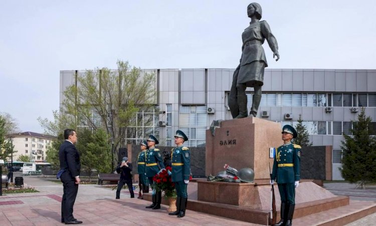 ҚР Премьер-Министрі Әлия Молдағұлованың ескерткішіне гүл шоқтарын қойды