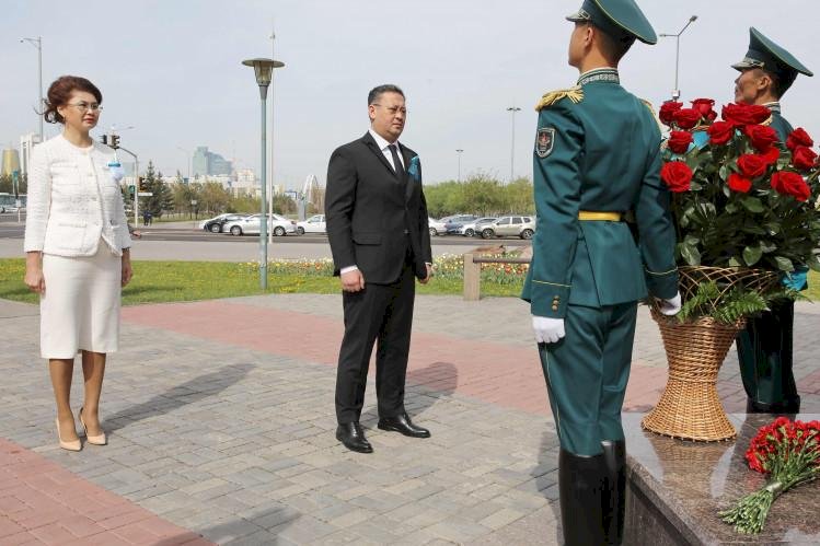 Президент Әкімшілігінің басшылығы Рақымжан Қошқарбаев ескерткішіне гүл шоғын қойды