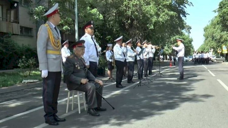 Алматы полицейлері соғыс ардагеріне арнап аулада концерт ұйымдастырды