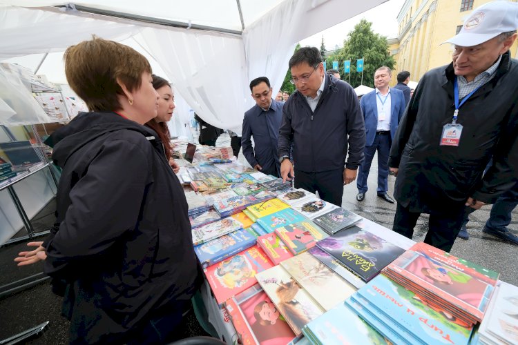 Алматы әкімі кітап жәрмеңкесіне барды