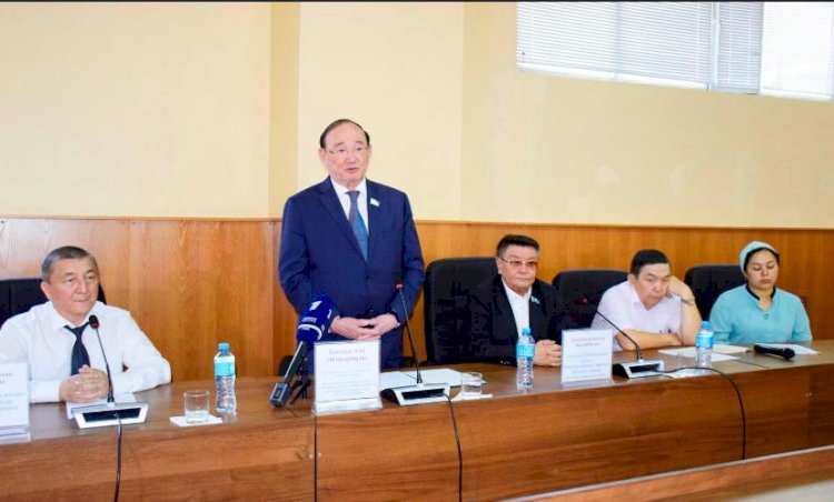 Сенатор Әли Бектаев студенттерге референдум маңызын түсіндірді