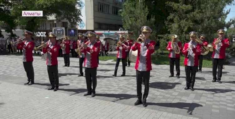 Мемлекеттік рәміздерге 30 жыл: Алматыда әскери оркестрлер байқауы өтті