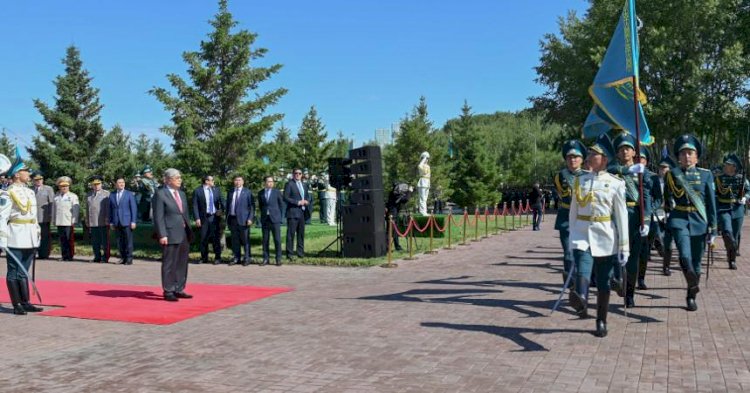 Мемлекет басшысы Қасым-Жомарт Тоқаев Мемлекеттік ту көтеру рәсіміне қатысты