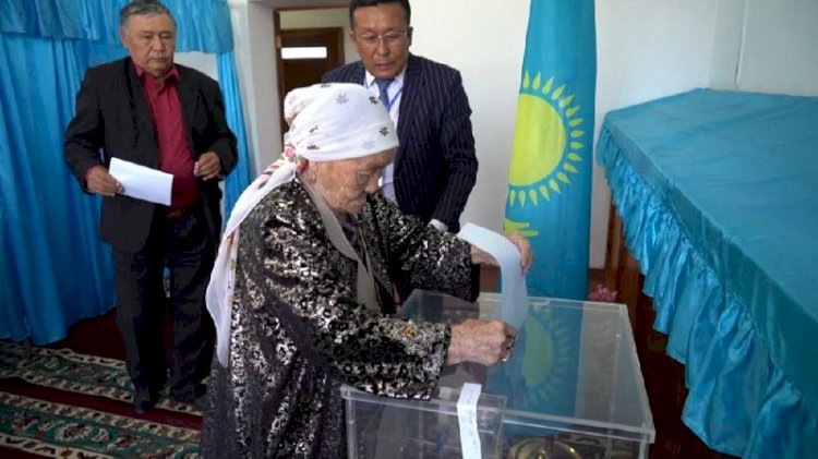 Алматы облысында 100 жастағы кейуана дауыс беруге келді