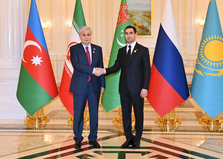 Президент Тоқаев түрікменстандық әріптесі Сердар Бердімұхамедовпен кездесті