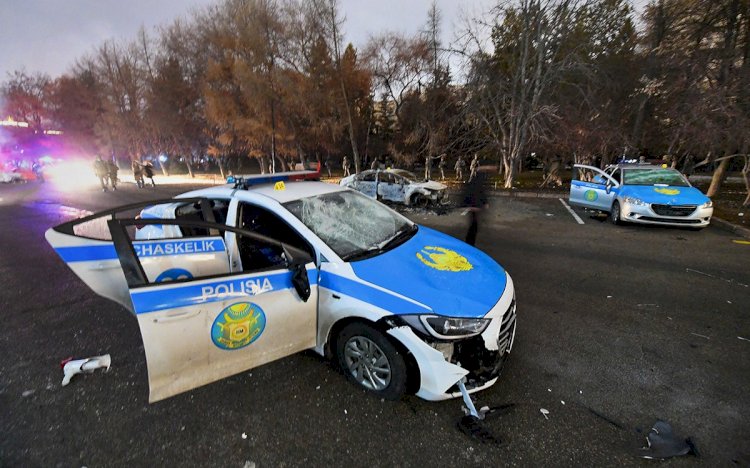 Алматыда үш күдікті полицияның 42 автокөлігін қиратқан