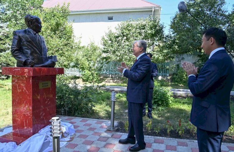 Мемлекет басшысы Шолпан-Атада Мұхтар Әуезовтің бюстін ашты