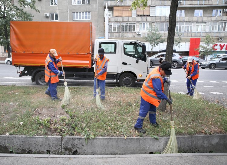 Алматы көшелерін күн сайын 1,4 мыңнан астам жұмысшы тазалайды