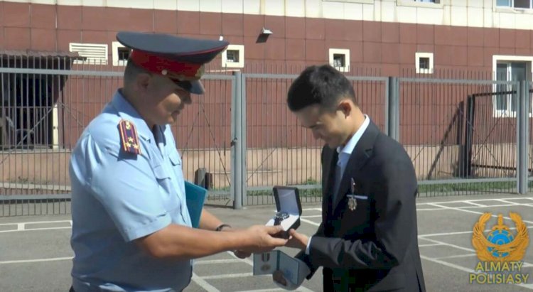 Алматы полициясы автобуста әйелге шабуыл жасаған адамды ұстауға көмектескен жігітті марапаттады