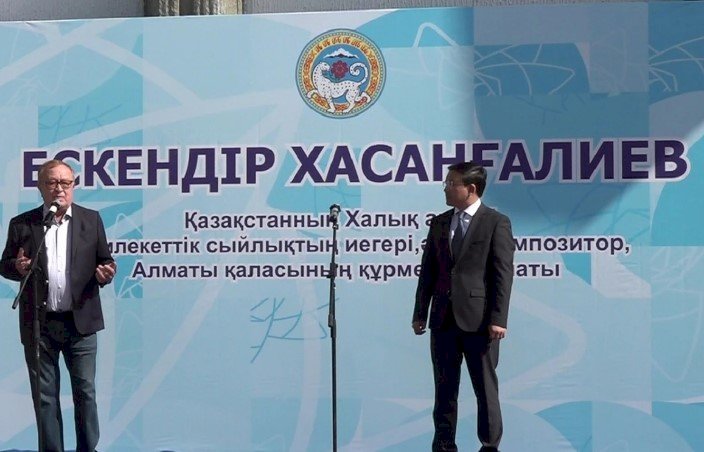 Алматыда Ескендір Хасанғалиев тұрған үйге мемориалды тақта қойылды