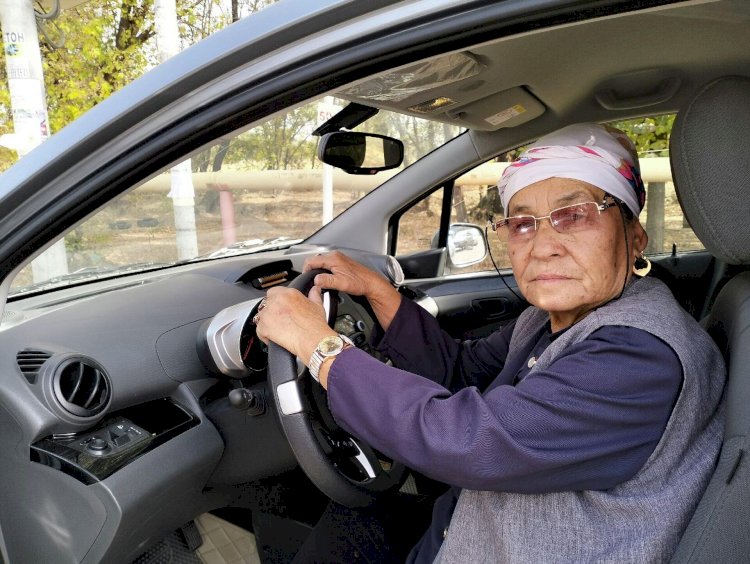 70 жастағы таксист әжей