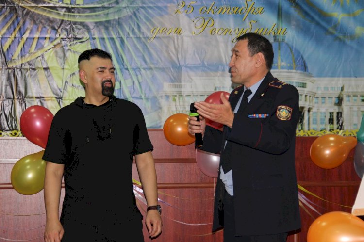 Парвиз Назаров сотталған жандармен бірге ән салды