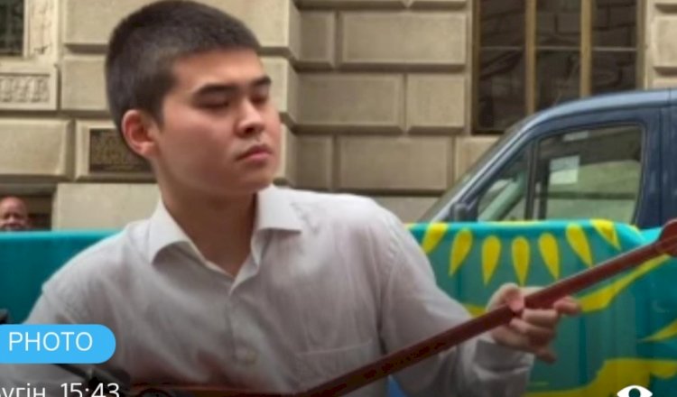 Алматыдағы физика-математика бағытындағы мектеп түлегі АҚШ тұрғындарын домбырамен тамсандырды