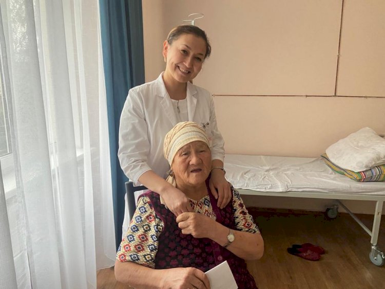Алматылық дәрігерлер 68 жастағы пациентке көру бақытын сыйлады