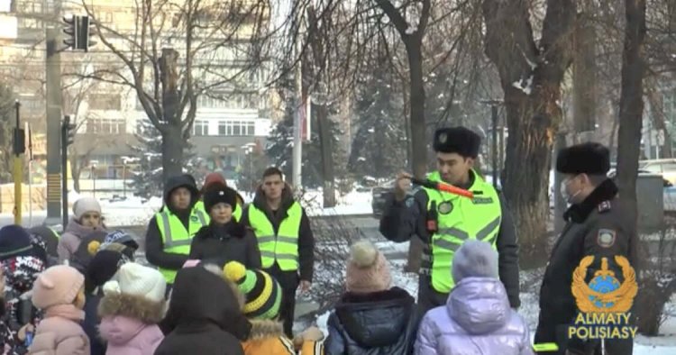 Алматылық оқушыларға полицейлер жол ережесін түсіндірді