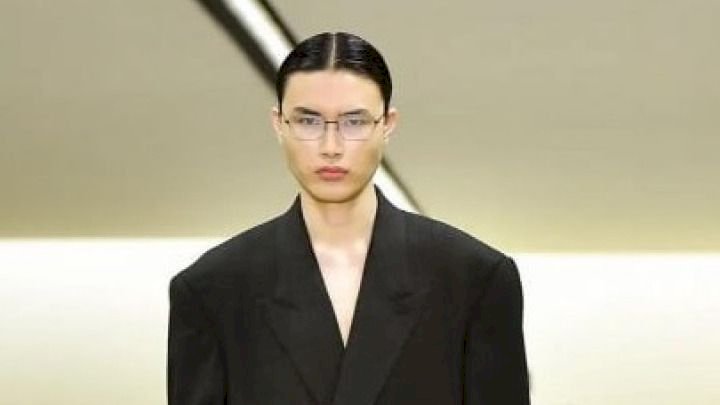 18 жастағы Рахат Көшкінбаев Balenciaga брендінің сән көрсетіліміне қатысқан тұңғыш қазақ