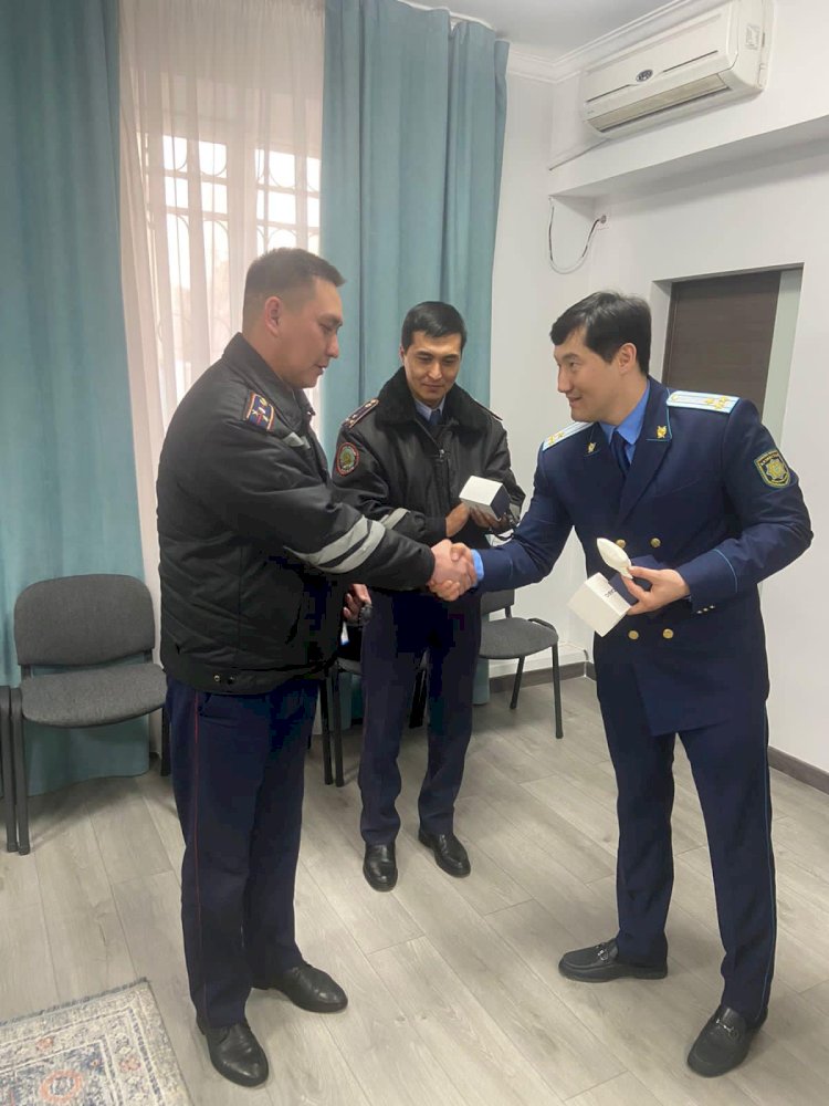 Алматы прокуратурасы суицидтің алдын алған полиция қызметкерлерін марапаттады