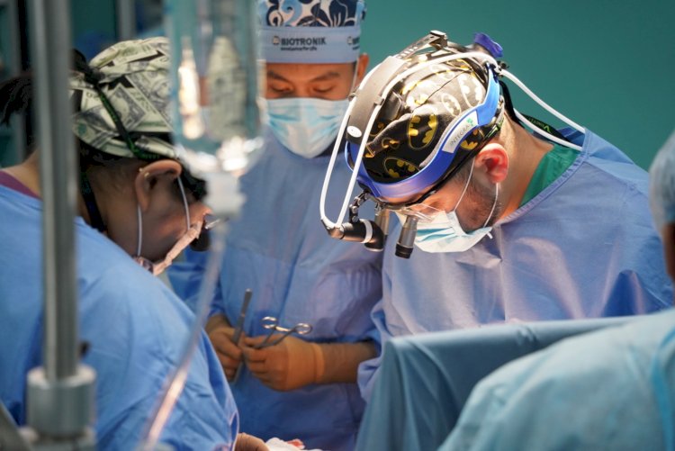 Алматыда 65 жастағы пациентке жүректің жасанды сол жақ қарыншасы имплантталды