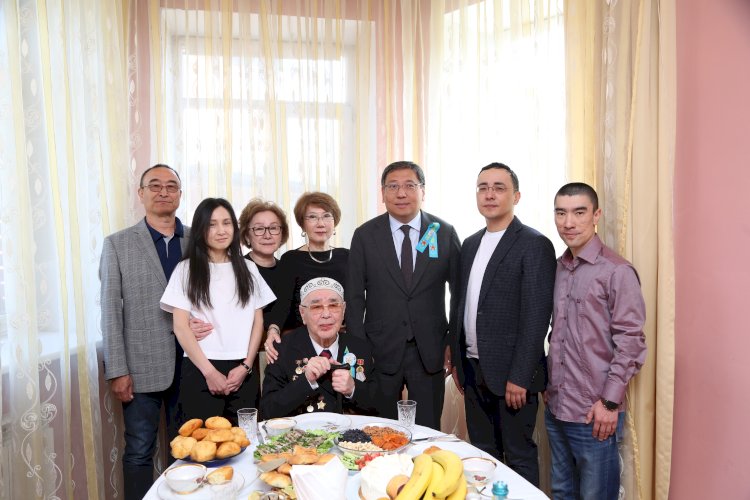 Алматы әкімі Ұлы Отан соғысының ардагерлерін Жеңіс күнімен құттықтады
