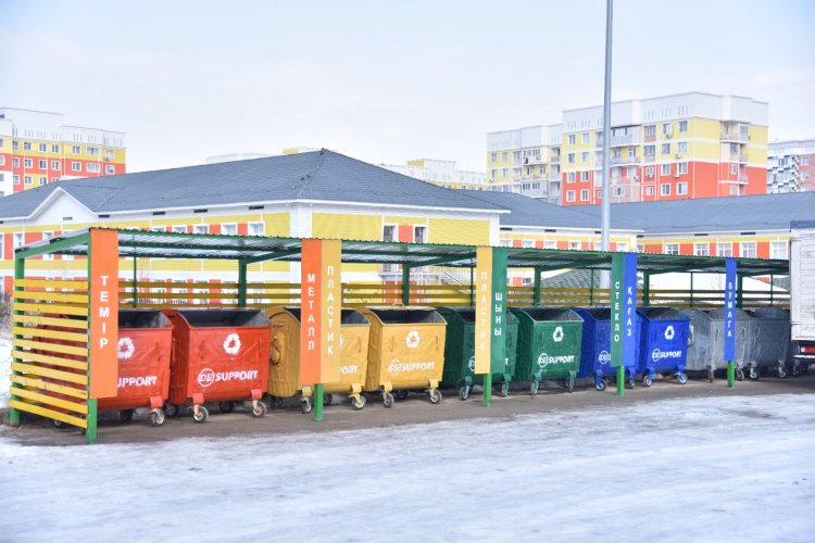 Алматының кей ауласында пластикалық бөтелкелер мен алюминий банкаларды жинауға арналған торлы контейнерлер пайда болды