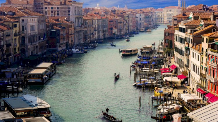 Венецияда туристерге қатысты жаңа қатаң шектеулер енгізілді