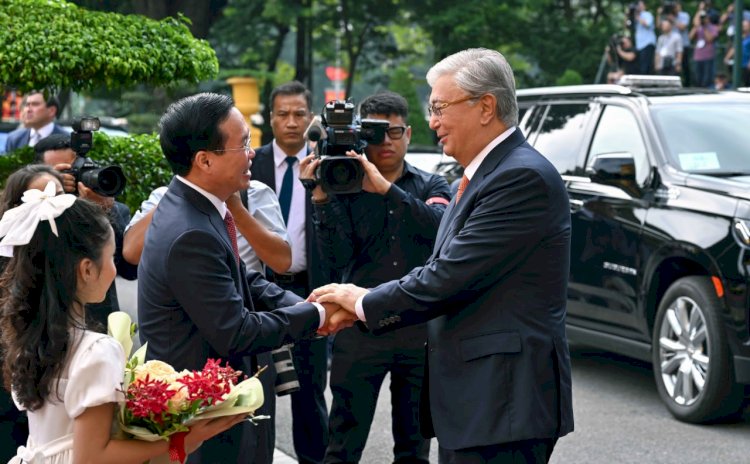 Во Ван Тхыонг Президент сарайында Мемлекет басшысын салтанатты түрде қарсы алды