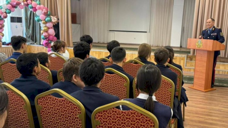 Алматы полициясының басшысы қаланың жоғары сынып оқушыларымен кездесті