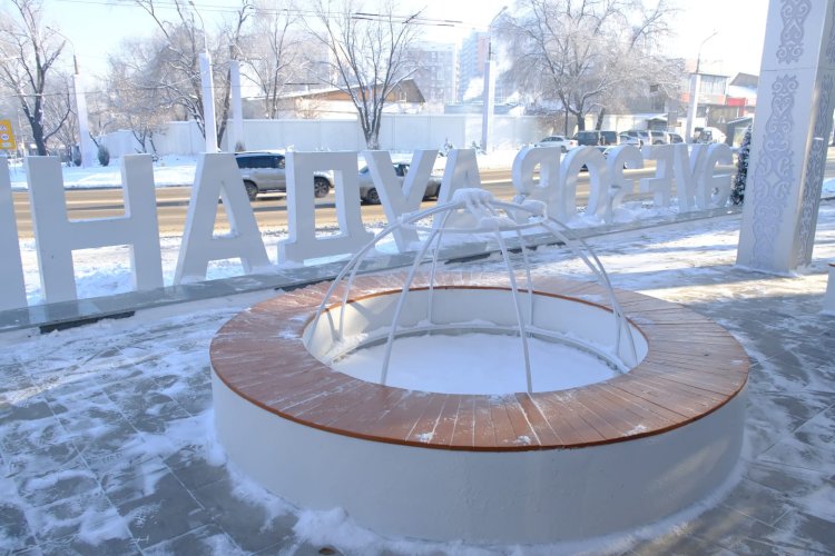 Дәстүрді сақтай отырып: Алматының Әуезов ауданында ұлттық стильде жарықтандырылған арт-объект пайда болды
