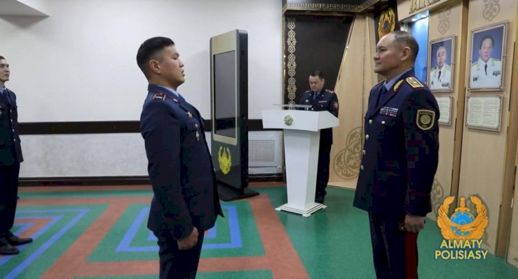 Алматыда 30 жас полицейге алғашқы офицерлік шен табысталды