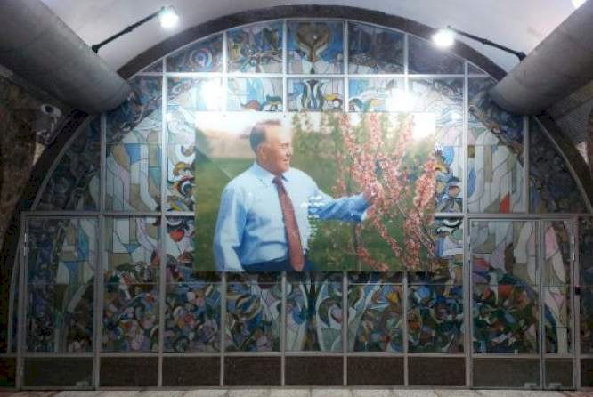 Алматы метро станциясындағы Назарбаевтың портреті алып тасталды
