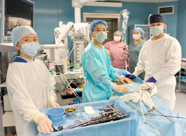 Алматылық хирургтар тоқ ішек ісігімен түскен науқасты аман алып қалды