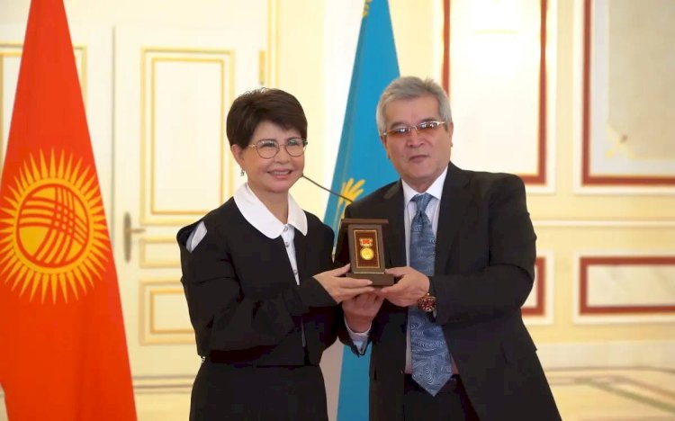 Қазақстанның мәдениет және өнер қайраткерлеріне Қырғызстанның мемлекеттік наградалары табыс етілді
